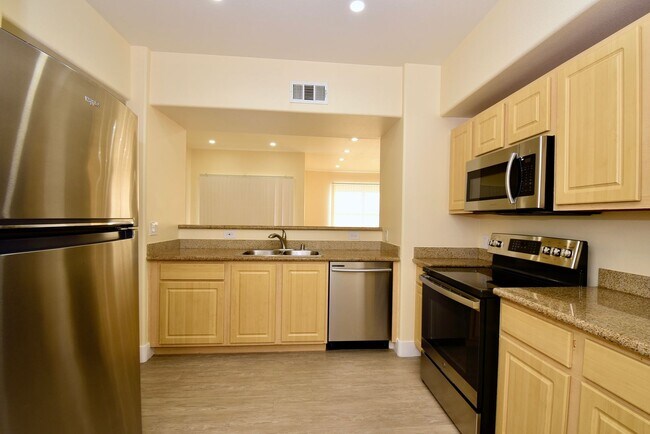 Photo - Upgraded & Charming Two-Bedroom Condo with... Unidad 1092