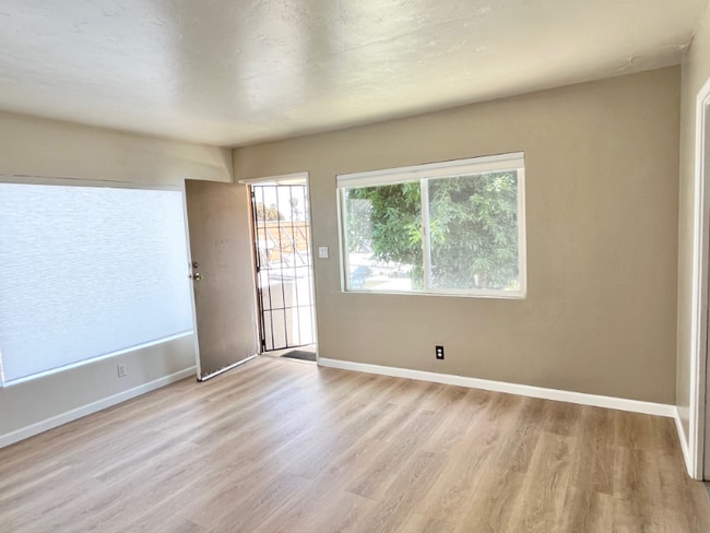 Photo - 1570 Hornblend St