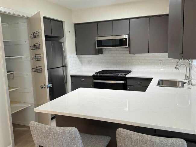 Photo - 1900 Edgeware Dr