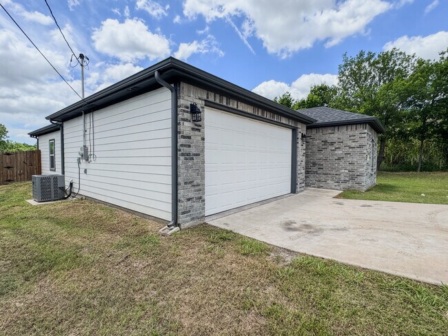 Photo - 3105 Spencer St