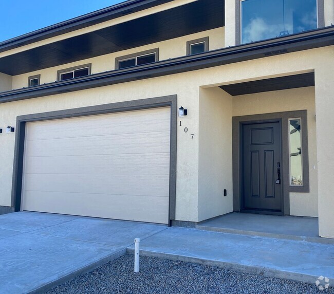 Building Photo - Three Bedroom Two and One Half Bath Duplex... Rental