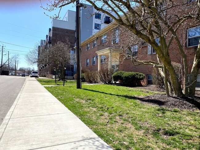 Wellington Square Apartments