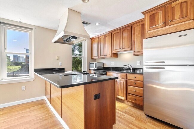 Building Photo - 33 Essex St Unit 2