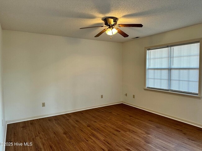 Photo - 402 Sycamore Dr