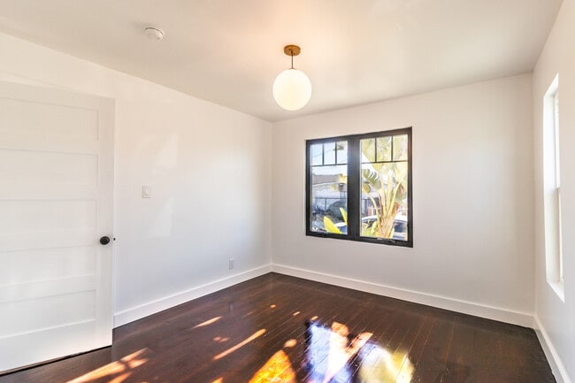 Photo - 3949 Langford St