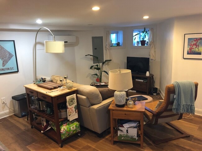 Building Photo - 622 9th St NE Rental