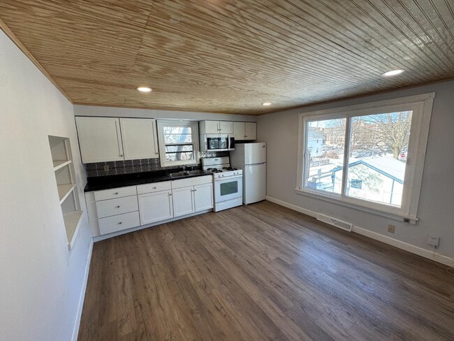 Building Photo - 602 E Grove St Rental