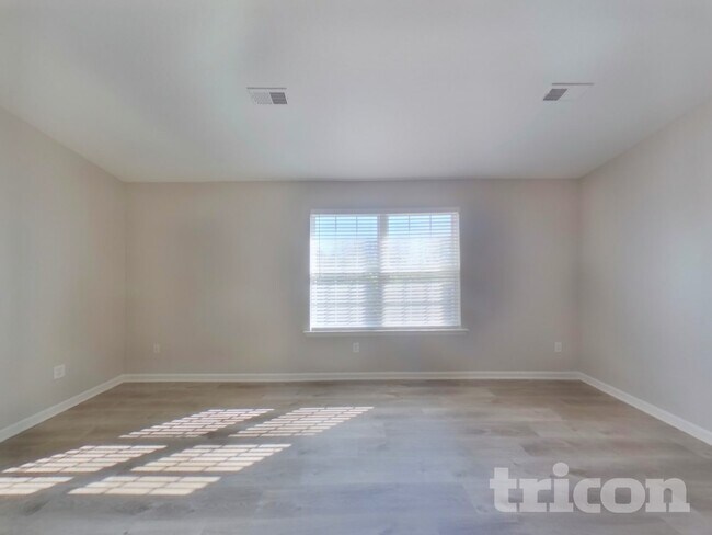 Photo - 427 Lynnell Way