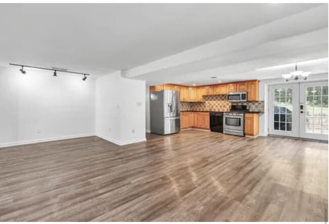 Beautiful Kitchen - 21 Newton Ln Apartment Unit Lower Level