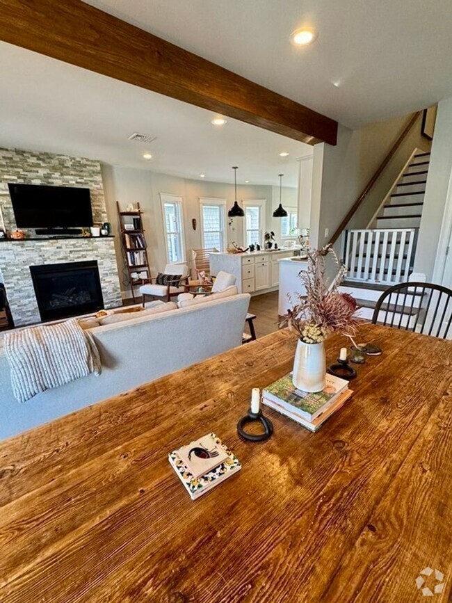 Building Photo - Spacious 3 Bed 2.5 Bath with Parking! Rental