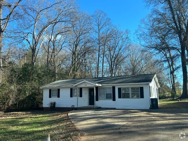 Building Photo - Adorable 4 bedroom 2 bath home Located in ...