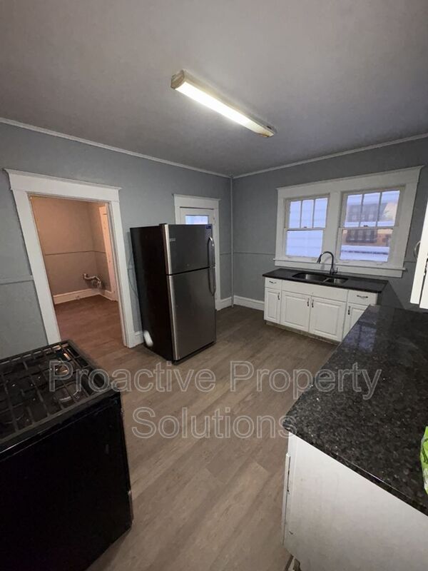 Building Photo - 21 Edison St