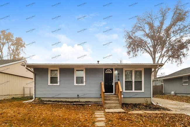 Building Photo - 318 Holiday Dr