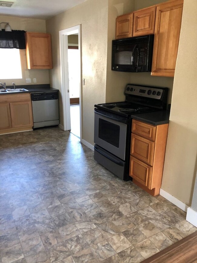 Photo - Cute 2 bedroom with garage