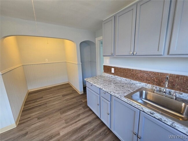 Photo - 693 Lasalle Ave