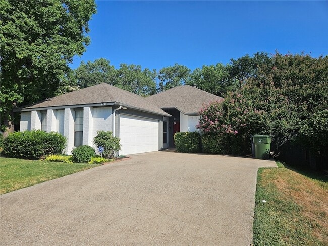 Building Photo - 2705 Francisco Dr