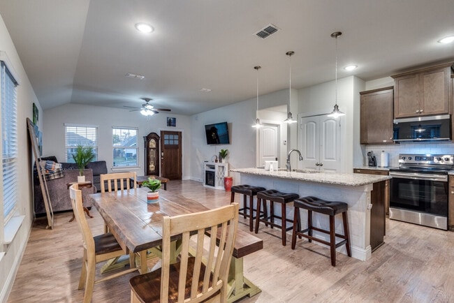 Building Photo - 108 Arrowhead Dr Unit ID1314599P