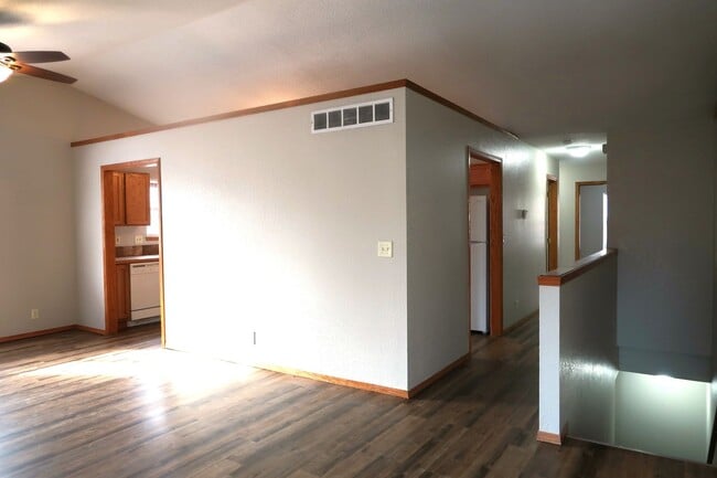 Building Photo - Beautiful 4 Bedroom 3 Bathroom Home