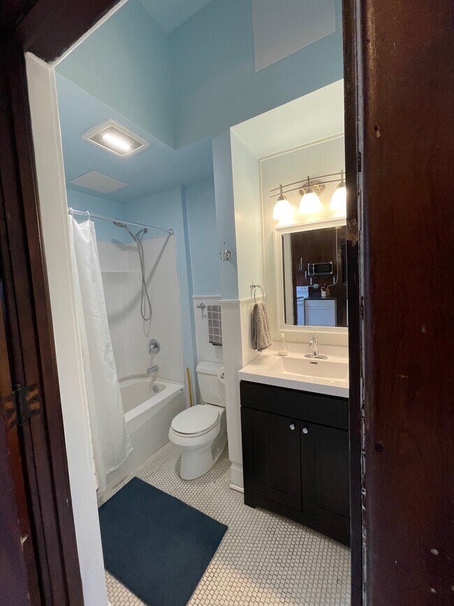 Full Bath - 13 E 1st St Unit Apt 1