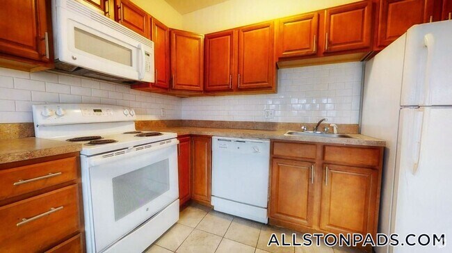 Building Photo - 1131 Commonwealth Ave Rental