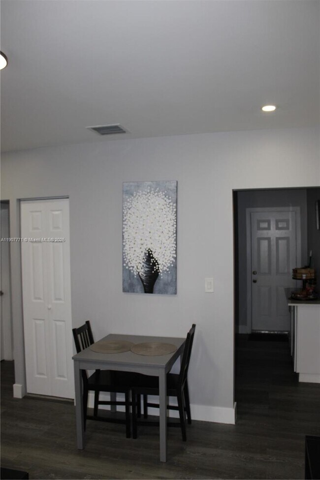 Photo - 1016 State St Unidad 2