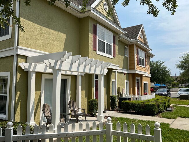 Building Photo - Fully Furnished 4 Bedroom 3 Bath Townhome ...