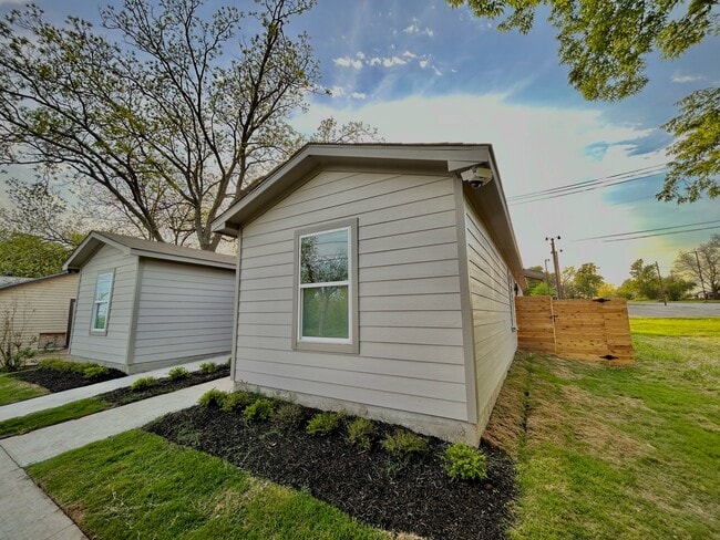 Building Photo - Sunny Side Up Unit A