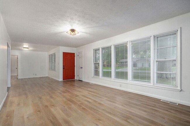 Photo - 906 N Belview Ave