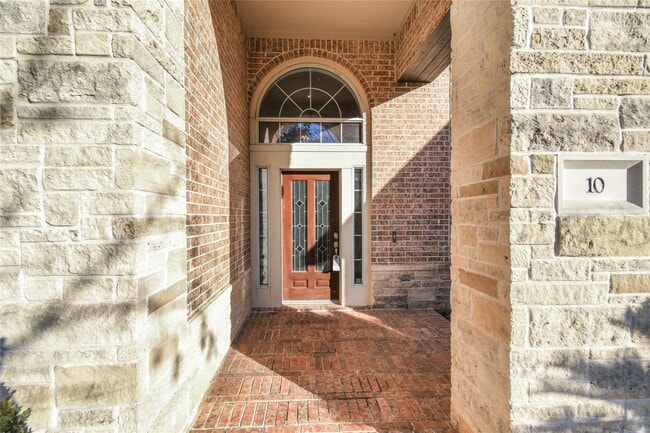 Photo - 10 E Artist Grove Cir