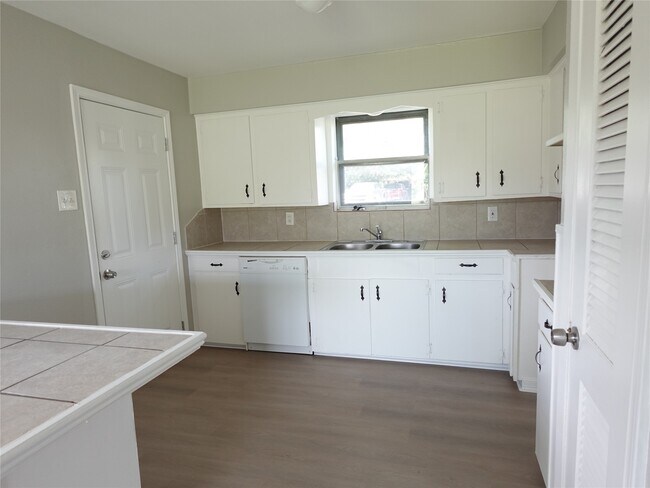 Photo - 8033 Ritz St