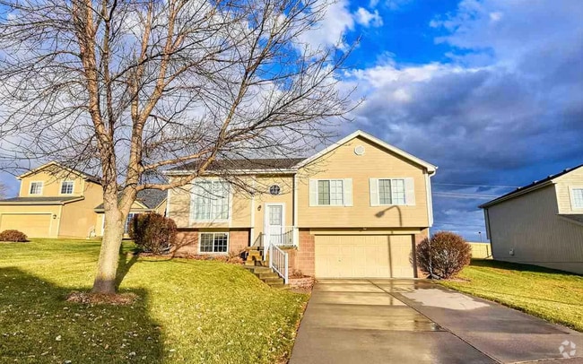Building Photo - Live Close to It All in This 3 Bedroom Pap... Rental