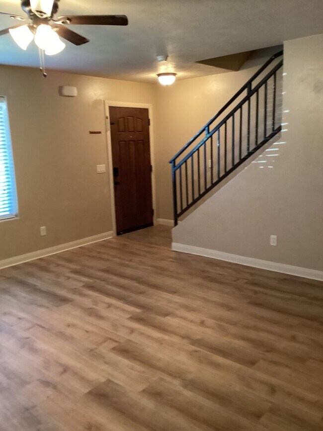 Photo - 340 1425 N St