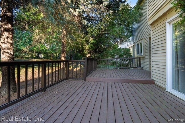 Photo - 619 Whitney Dr