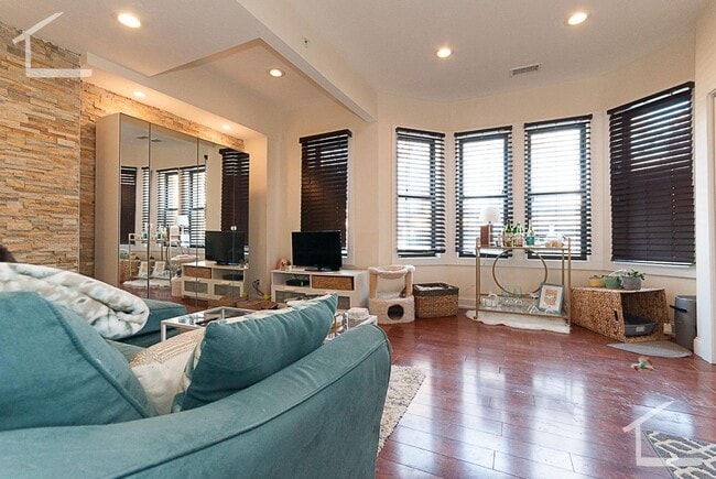 Building Photo - Beautiful & Renovated 2 bed in Brookline... Really Nice Listing!!
