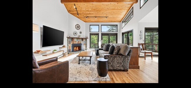 Photo - 2074 Foothills Dr S