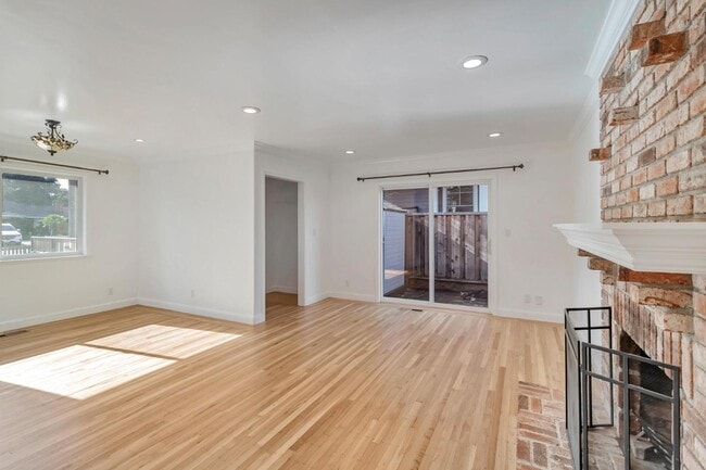 Photo - 123 Dunsmuir Way