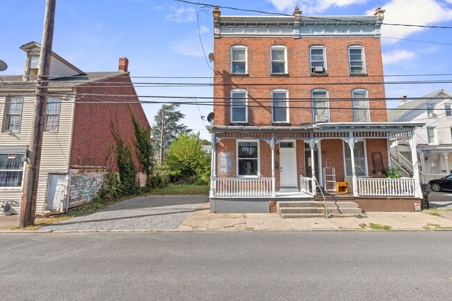 Building Photo - Spacious 4 Bedroom Single Family on Susquehanna St
