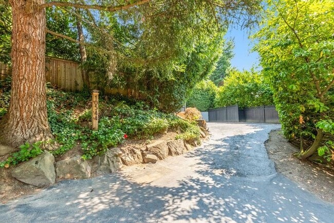 Photo - Elegant Air-Conditioned Newly Remodeled Matthews Beach Rambler