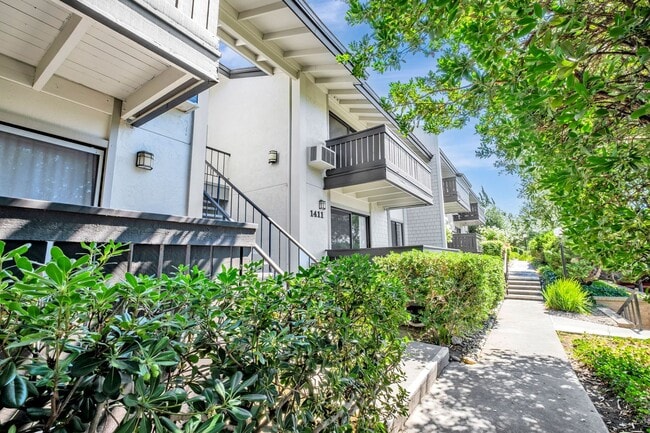 Building Photo - Freshly Updated, Upstairs Condo Unit 4