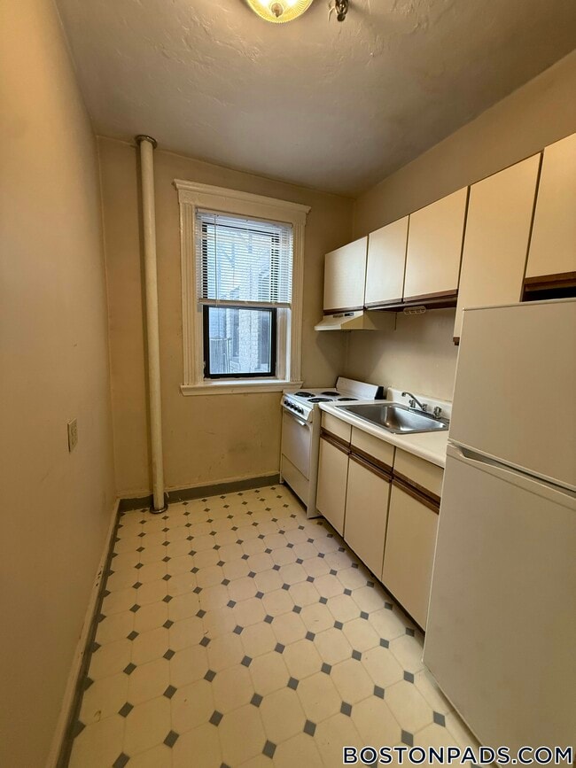 Building Photo - 11 Peterborough St Rental