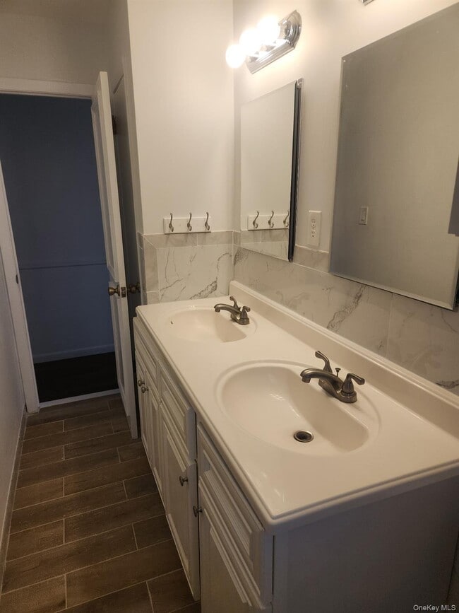 Photo - 147 Connetquot Rd