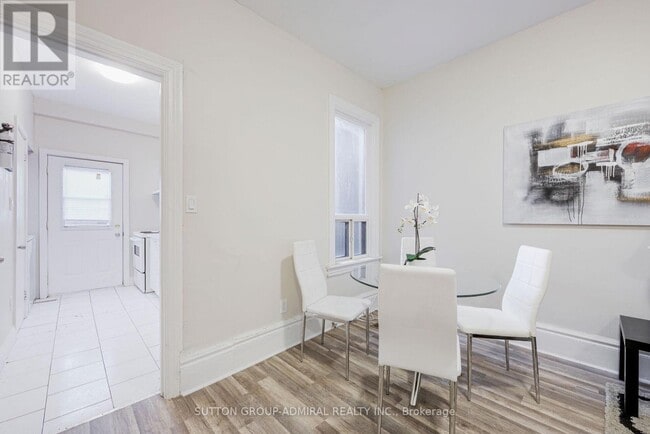 Photo - 1934 Queen St E Unit Upper