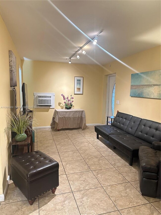 Photo - 2618 Lincoln St Unit 4