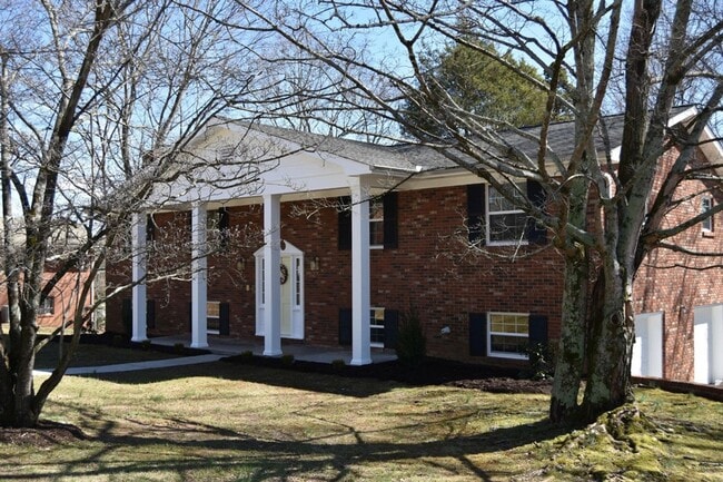 Building Photo - Coming Soon! 4BR/3BA | Newly Renovated Single Family Home | Large backyard | In West Knoxville!