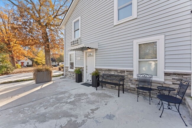 Photo - Stylish/Fully Furnished  2-Bedroom Retreat Near Campus & Downtown Columbia