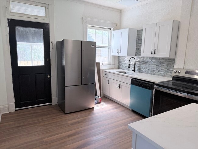 Photo - 115 W Reynolds St