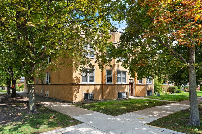 Building Photo - 5256 W Wolfram St Unit 2 Rental