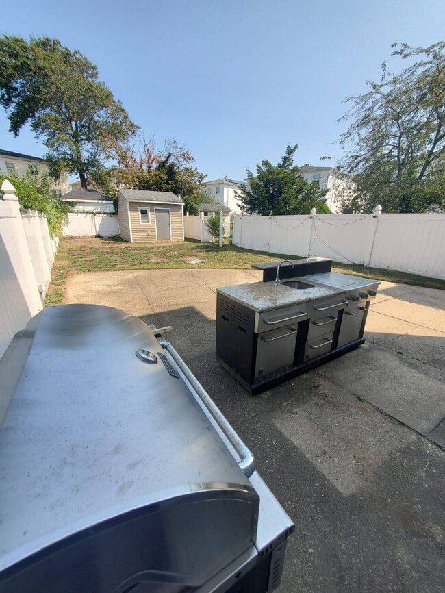 Photo - 10-20 Bay 32 St