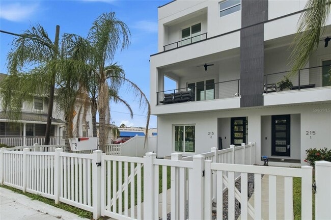 Photo - 215 W Columbus Dr