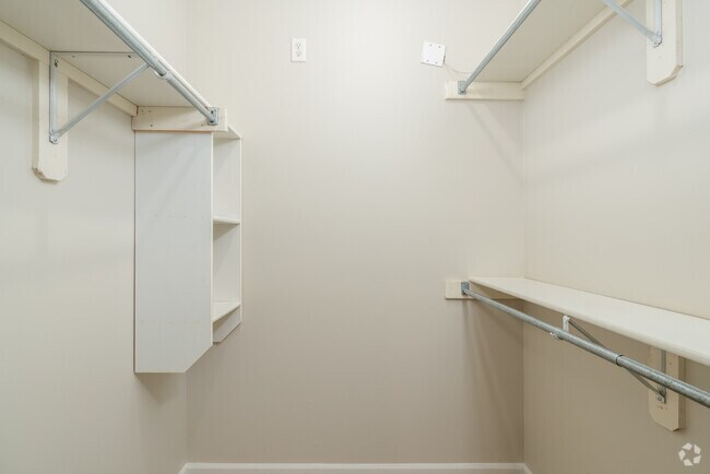 1BR, 1BA - 644SF - Closet